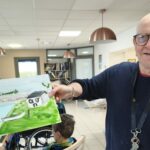 Atelier peinture pour les résidents, avec Éric Romenteau